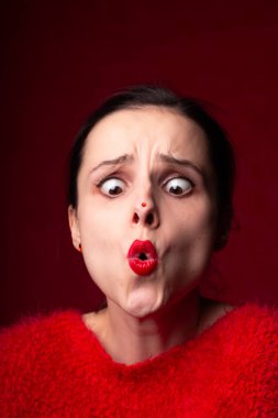 Burnunda kırmızı bir nokta olan güzel bir kız.