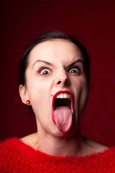 Menina Vermelho Lábios Vermelhos Camisola Vermelha Unhas Vermelhas — Fotografia de Stock