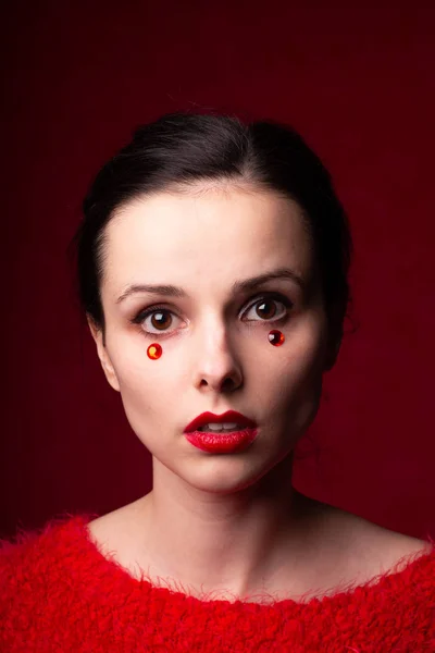 Chica Con Destellos Rojos Debajo Los Ojos — Foto de Stock