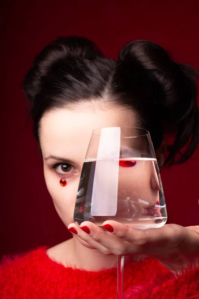 Fille Émotionnelle Rouge Tient Verre Eau Dans Ses Mains — Photo