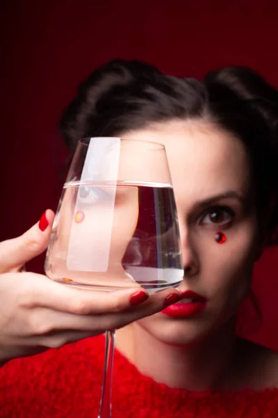 Fille Émotionnelle Rouge Tient Verre Eau Dans Ses Mains — Photo