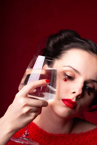 Fille Émotionnelle Rouge Tient Verre Eau Dans Ses Mains — Photo