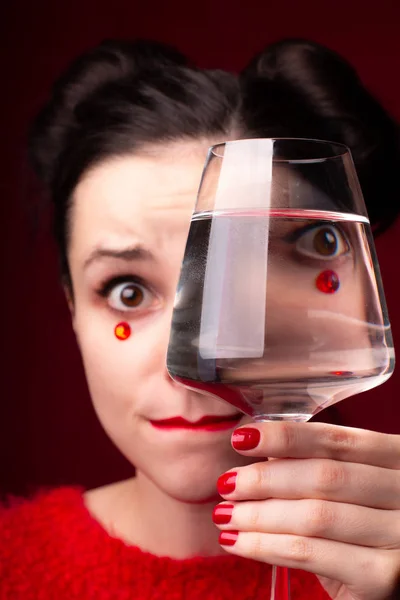 Fille Émotionnelle Rouge Avec Des Lèvres Rouges Des Strass Sur — Photo