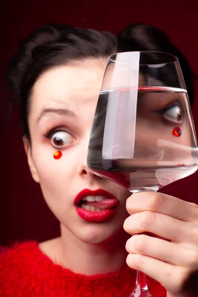 Emotional Girl Red Red Lips Rhinestones Her Face Holds Glass — Stock Photo, Image