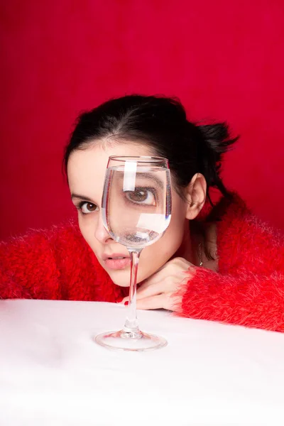 Belle Fille Rouge Avec Verre Eau — Photo