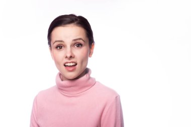 Beyaz arka planda pembe balıkçı yakalı güzel bir kız.