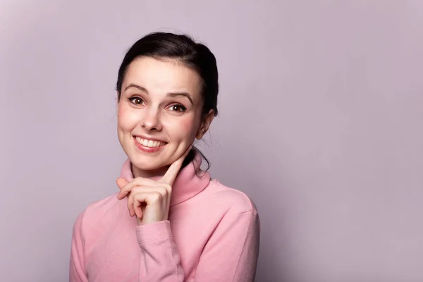 Mooi Meisje Een Roze Coltrui Een Grijze Achtergrond — Stockfoto