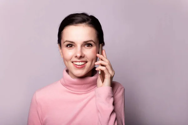 Hermosa Chica Cuello Alto Rosa Hablando Por Teléfono Sobre Fondo —  Fotos de Stock