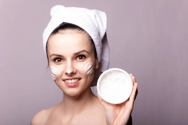 Menina Com Uma Toalha Branca Cabeça Uma Lata Creme Suas — Fotografia de Stock