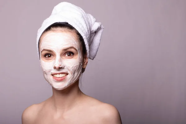 Meisje Een Witte Handdoek Haar Hoofd Met Een Masker Haar — Stockfoto