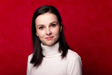 Beyaz balıkçı yakalı bir kız, kırmızı arka planda bir portre