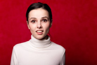 Beyaz balıkçı yakalı bir kız, kırmızı arka planda bir portre