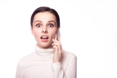 Beyaz balıkçı yakalı bir kız telefonda konuşuyor, beyaz arka planda bir portre.