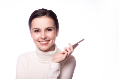 Beyaz balıkçı yakalı bir kız telefonda konuşuyor, beyaz arka planda bir portre.