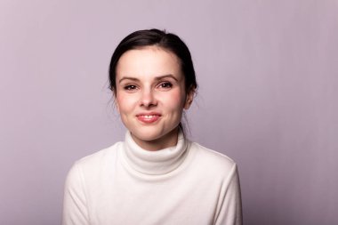 Beyaz balıkçı yakalı bir kız, gri arka planda bir portre.