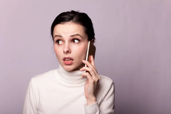 Chica Cuello Alto Blanco Hablando Por Teléfono Retrato Sobre Fondo — Foto de Stock