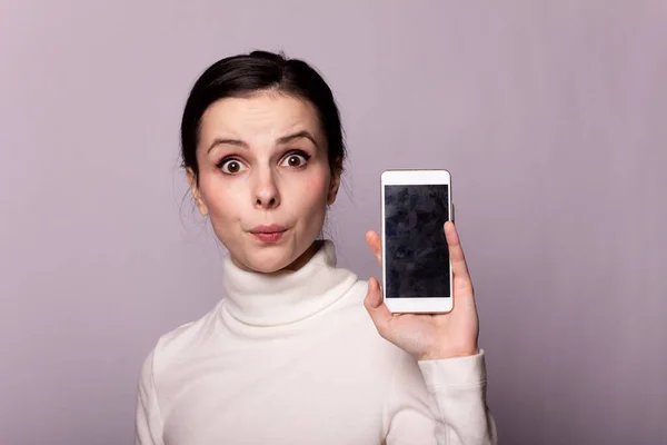 Menina Uma Gola Alta Branca Falando Telefone Retrato Fundo Cinza — Fotografia de Stock