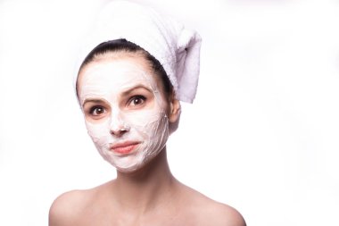 Kafasında beyaz havluyla yüzünde maske olan bir kız.