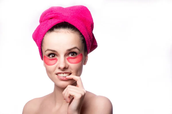 Mujer Joven Después Una Ducha Una Toalla Rosa Parches — Foto de Stock