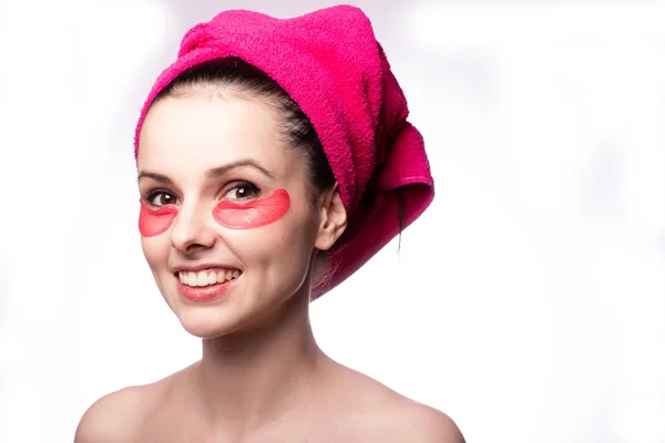Młoda Kobieta Prysznicu Różowym Ręczniku Łatkach — Zdjęcie stockowe