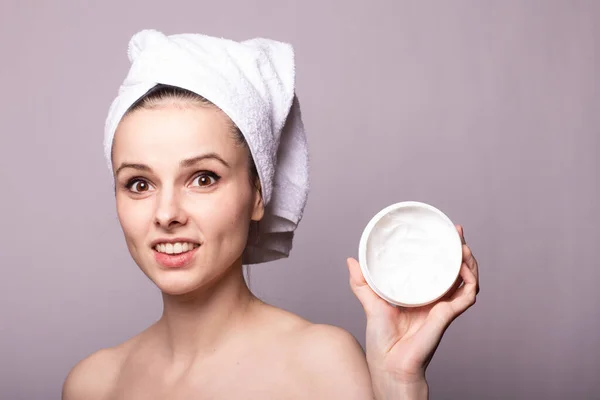 Meisje Met Een Witte Handdoek Haar Hoofd Een Blik Crème — Stockfoto