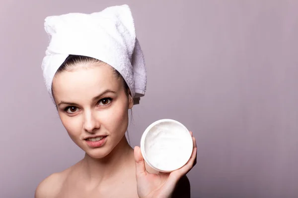 Menina Com Uma Toalha Branca Cabeça Uma Lata Creme Suas — Fotografia de Stock