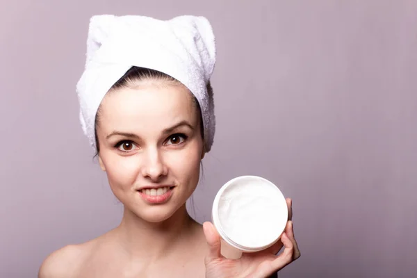 Chica Con Una Toalla Blanca Cabeza Una Lata Crema Las — Foto de Stock