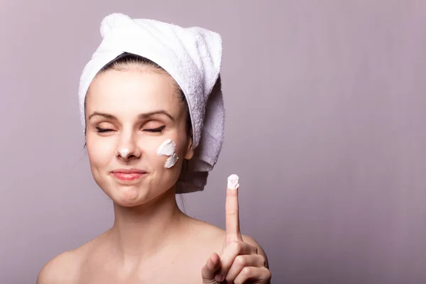 Meisje Met Een Witte Handdoek Haar Hoofd Crème Haar Gezicht — Stockfoto