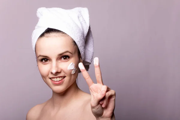 Meisje Met Een Witte Handdoek Haar Hoofd Crème Haar Gezicht — Stockfoto