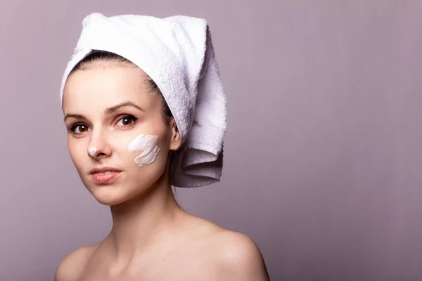 Menina Com Uma Toalha Branca Cabeça Creme Rosto — Fotografia de Stock