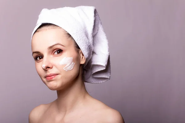 Menina Com Uma Toalha Branca Cabeça Creme Rosto — Fotografia de Stock