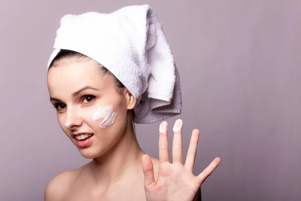Gadis Dengan Handuk Putih Kepala Dan Krim Wajahnya Dan Tangan — Stok Foto