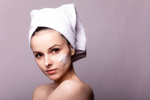 Meisje Met Een Witte Handdoek Haar Hoofd Crème Haar Gezicht — Stockfoto