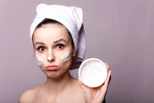 Menina Com Uma Toalha Branca Cabeça Uma Lata Creme Suas — Fotografia de Stock