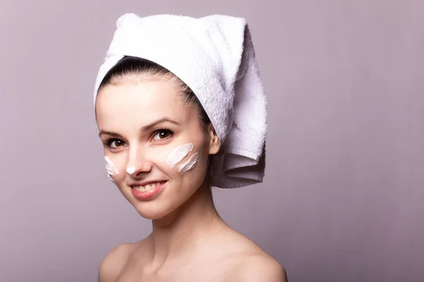 Meisje Met Een Witte Handdoek Haar Hoofd Crème Haar Gezicht — Stockfoto