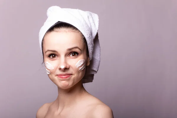 Menina Com Uma Toalha Branca Cabeça Creme Rosto — Fotografia de Stock