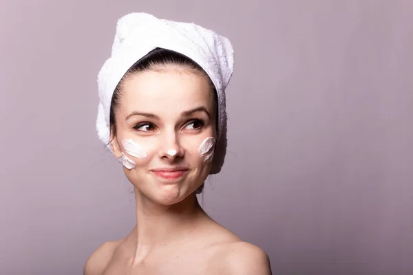 Gadis Dengan Handuk Putih Kepalanya Dan Krim Wajahnya — Stok Foto