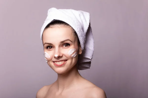 Menina Com Uma Toalha Branca Cabeça Creme Rosto — Fotografia de Stock