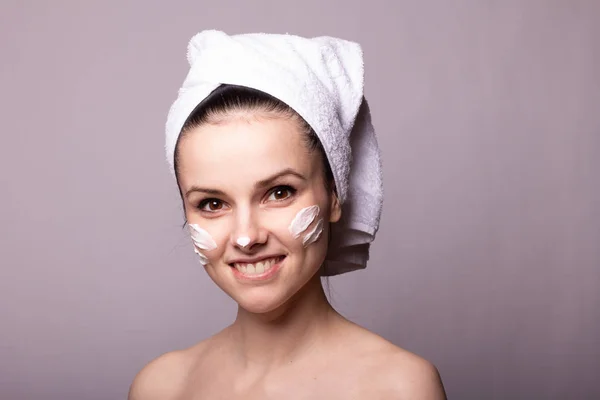 Meisje Met Een Witte Handdoek Haar Hoofd Crème Haar Gezicht — Stockfoto