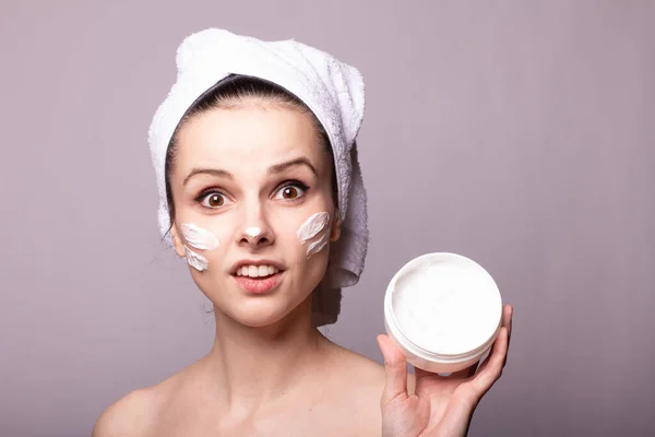 Meisje Met Een Witte Handdoek Haar Hoofd Een Blik Crème — Stockfoto