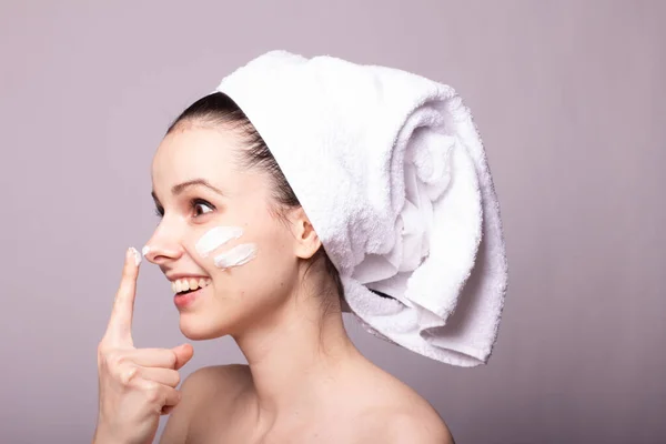 Meisje Met Een Witte Handdoek Haar Hoofd Crème Haar Gezicht — Stockfoto