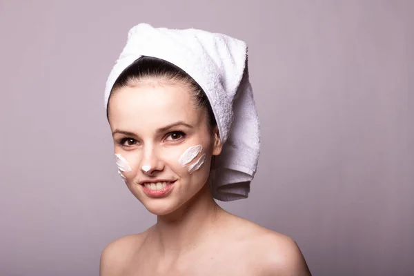 Menina Com Uma Toalha Branca Cabeça Creme Rosto — Fotografia de Stock