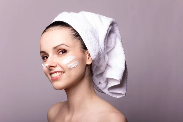 Menina Com Uma Toalha Branca Cabeça Creme Rosto — Fotografia de Stock