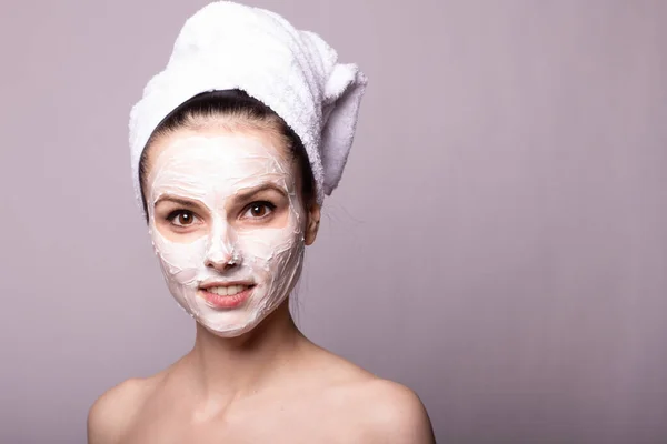 Meisje Een Witte Handdoek Haar Hoofd Met Een Masker Haar — Stockfoto