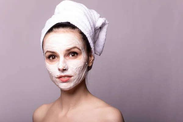 Meisje Een Witte Handdoek Haar Hoofd Met Een Masker Haar — Stockfoto