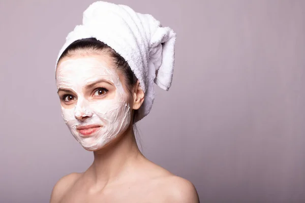 Meisje Een Witte Handdoek Haar Hoofd Met Een Masker Haar — Stockfoto