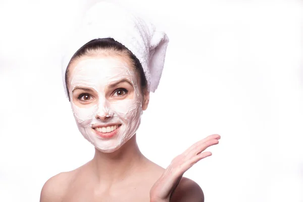 Meisje Een Witte Handdoek Haar Hoofd Met Een Masker Haar — Stockfoto