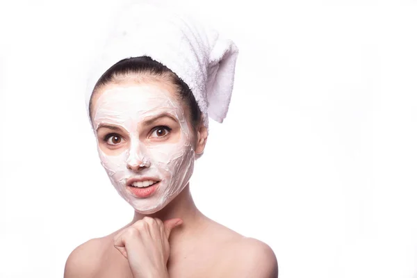 Meisje Een Witte Handdoek Haar Hoofd Met Een Masker Haar — Stockfoto