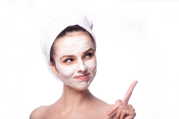 Meisje Een Witte Handdoek Haar Hoofd Met Een Masker Haar — Stockfoto