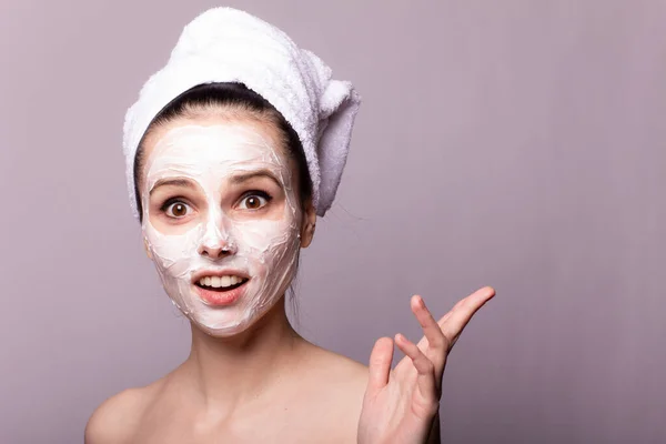 Ragazza Asciugamano Bianco Sulla Testa Con Una Maschera Sul Viso — Foto Stock